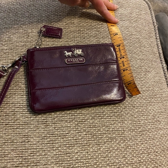Beautiful burgundy patent leather Coach wristlet 6“ x 4“, no callouts - Picture 5 of 8